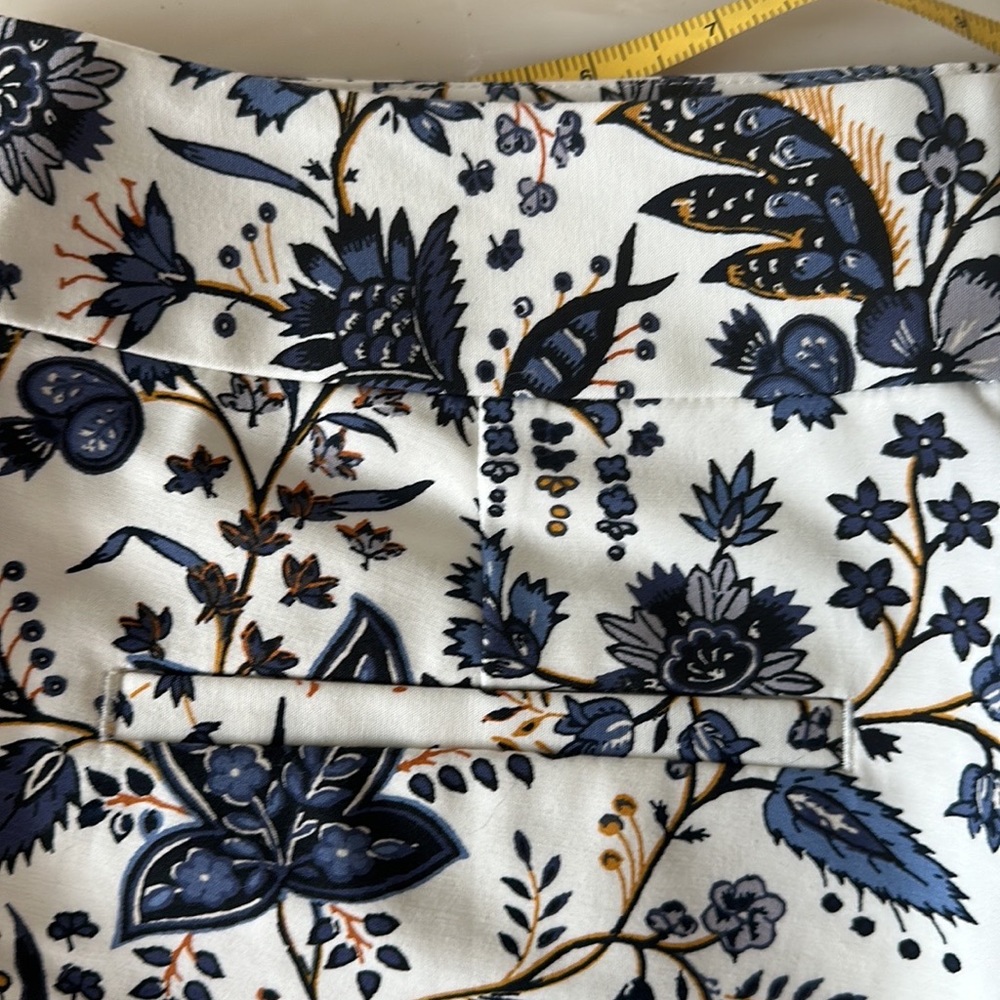 Loft SHORTS White blue flowers SZ 6 4” inseam zipper clasp button short QUALITY - Picture 8 of 15